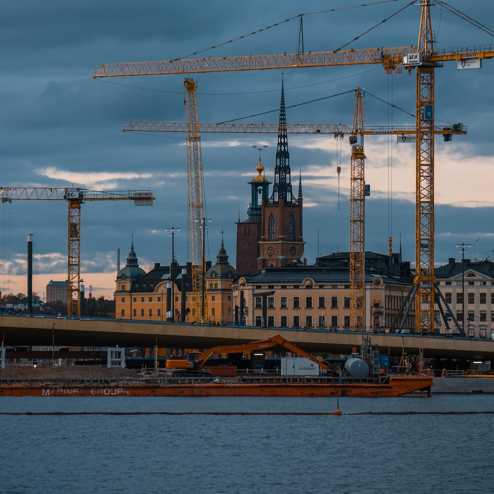 Byggkranar framför Riddarholmskyrkan i Stockholm.