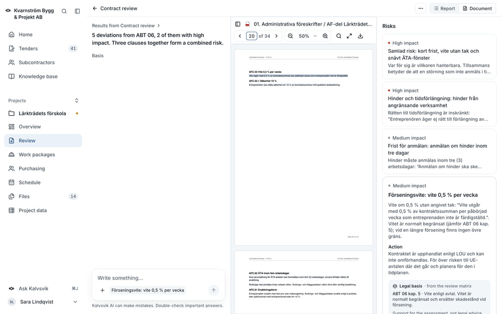The contract review in Kalvsvik for Lärkträdets förskola: the administrative provisions in the middle with the sentence on liquidated damages highlighted, and the risks on the right, among them a delay penalty of 0.5% per week with no cap, with an action and a legal basis.