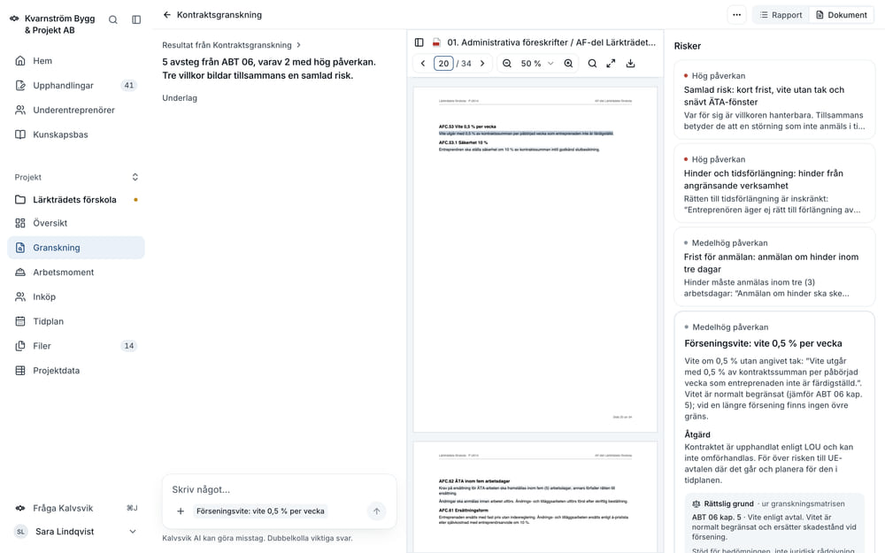 Kontraktsgranskningen i Kalvsvik för Lärkträdets förskola: AF-delen i mitten med meningen om vite markerad, och till höger riskerna, bland annat förseningsvite på 0,5 % per vecka utan tak, med åtgärd och rättslig grund.